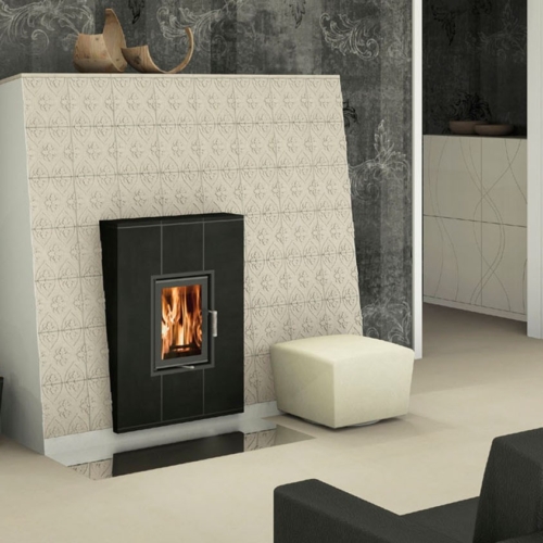 Moderner Kachelofen mit Sichtfenster und Keramik mit Tapetenoptik