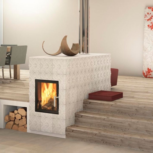 Moderner Kachelofen mit Sichtfenster und Keramik mit Tapetenoptik