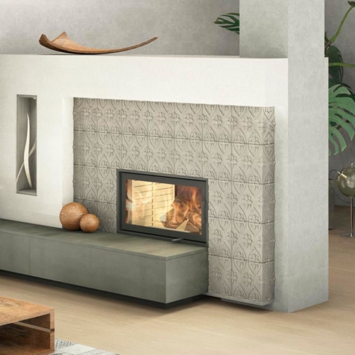 Moderner Kachelofen mit Sichtfenster und Keramik mit Tapetenoptik