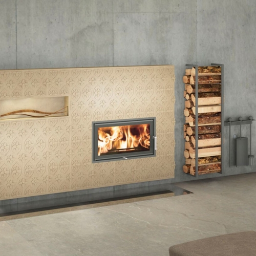 Moderner Kachelofen mit Sichtfenster und Keramik mit Tapetenoptik