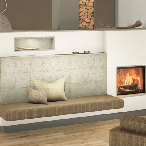 Moderner Kachelofen mit Sichtfenster und Keramik mit Tapetenoptik