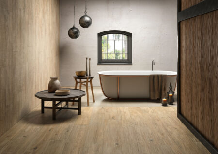 Rustikal-modernes Bad mit Holzoptik
