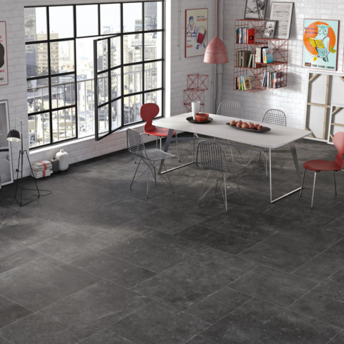 Fliesenboden in dunkler Steinoptik