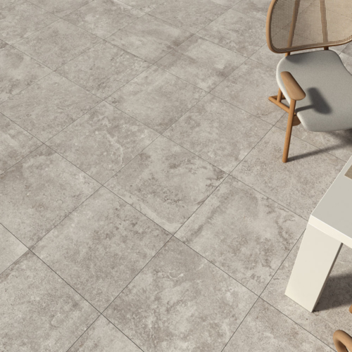 Moderner Essbereich mit Tisch, Designerstuhl und Betonoptik-Fliesenboden.