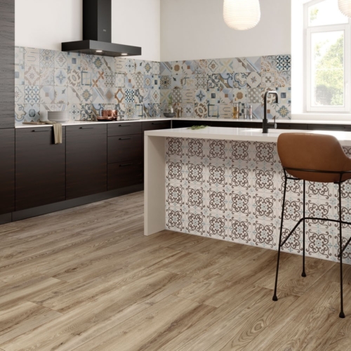 Kombination aus Holzoptik-Bodenfliesen und trendigen Wandfliesen