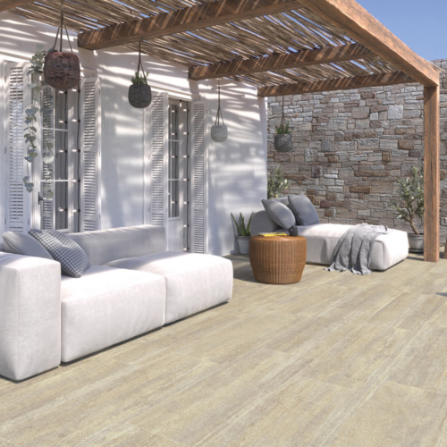 Terrasse mit weißen Sofas unter Holzpergola, Steinmauer, Kissen, Pflanzen, Dekorationen.