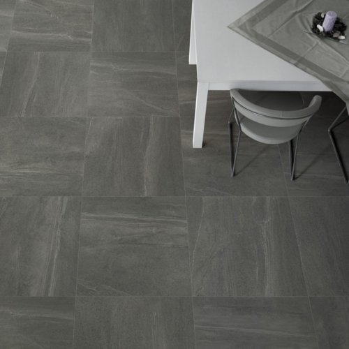 Elegante dunkle Fliese im Wohnbereich