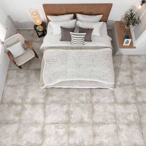 Schlafzimmer mit Grunge-Fliesen