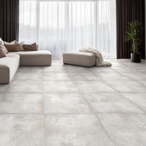 Heller Fliesenboden im Wohnzimmer