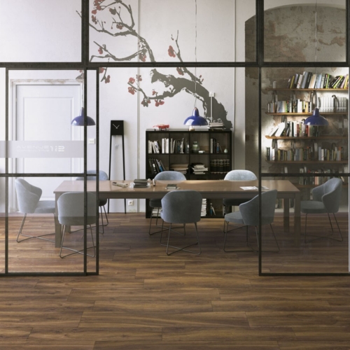 Dunkler Fliesenboden in Holzoptik