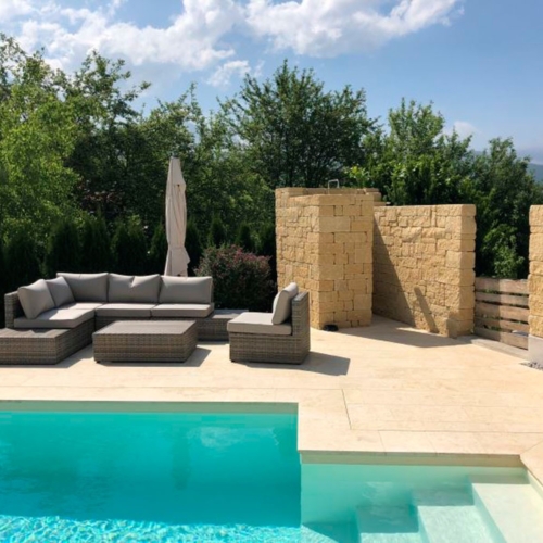 Poolumrandung mit Fliesen