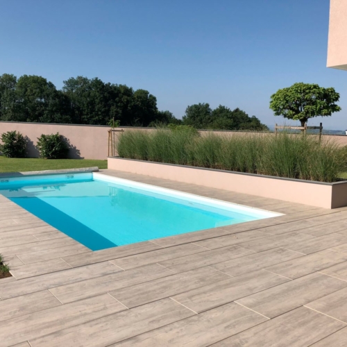 Poolumrandung mit Holzoptik-Fliesen