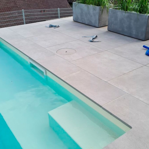 Poolumrandung mit Fliesen
